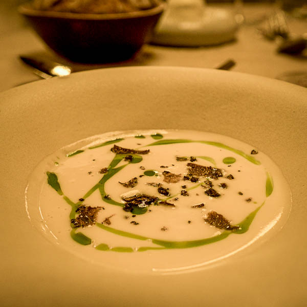 Amuse Gueule: Blumenkohlsuppe mit Brokkoliöl und Trüffel